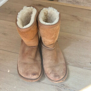 Uggs youth size 5 women’s size 7!!! Worn but lots of love left